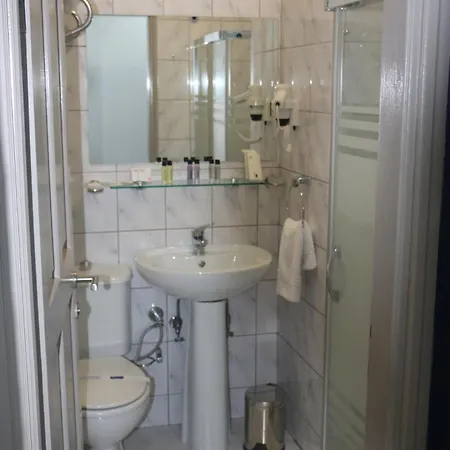 Urga Butik & Restaurant * غولوك