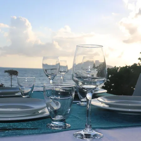 Urga Butik & Restaurant * غولوك