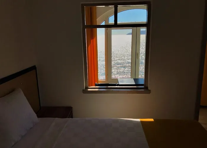 Urga Butik & Restaurant *